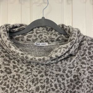 Grey Animal print 2X sweater